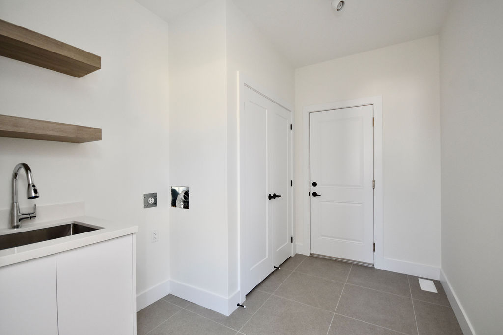 Mudroom from garage with laundry hookups.